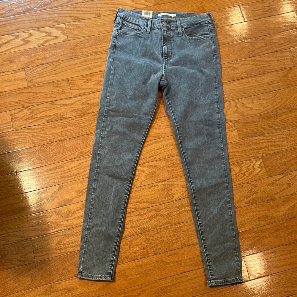Levi’s 720 High-Rise Super Skinny women’s size 6 gray jeans. New With Tags.